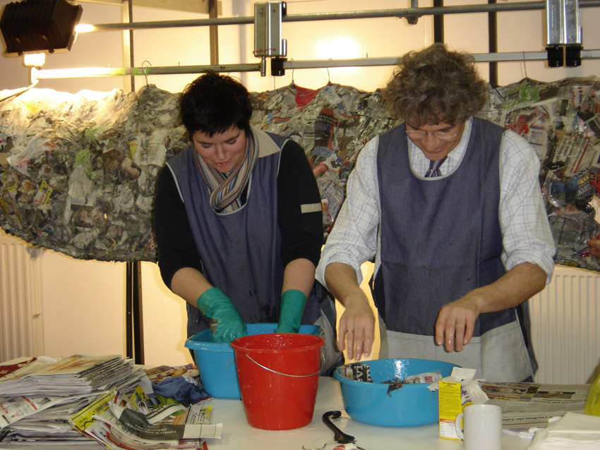 medewerkers van Bel&Bo maken de Draak van Deerlijk