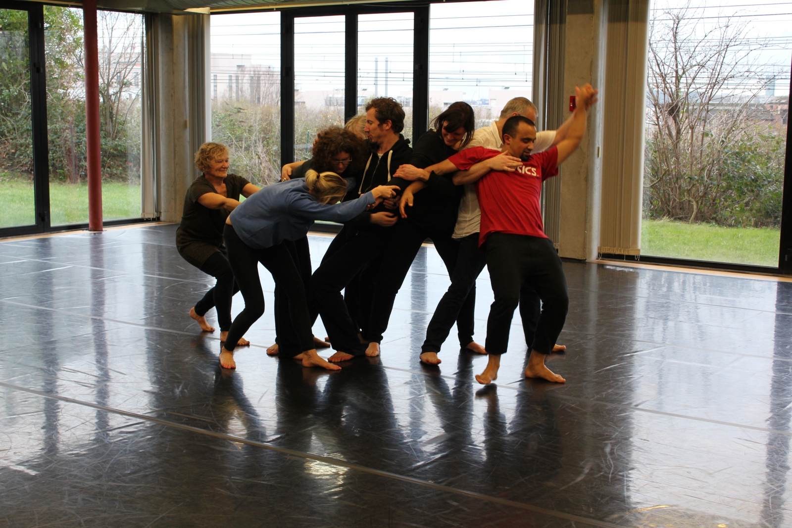ambtenaren dansen in atelier waarden in beweging