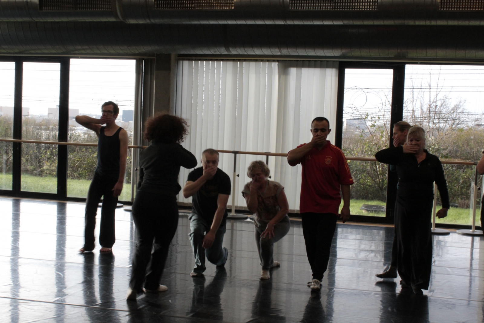 ambtenaren dansen in het atelier waarden  in beweging van de Vlaamse overheid
