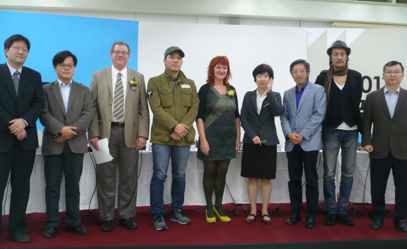 alle aanwezige prominenten en de gastsprekers op het symposium in Seoul